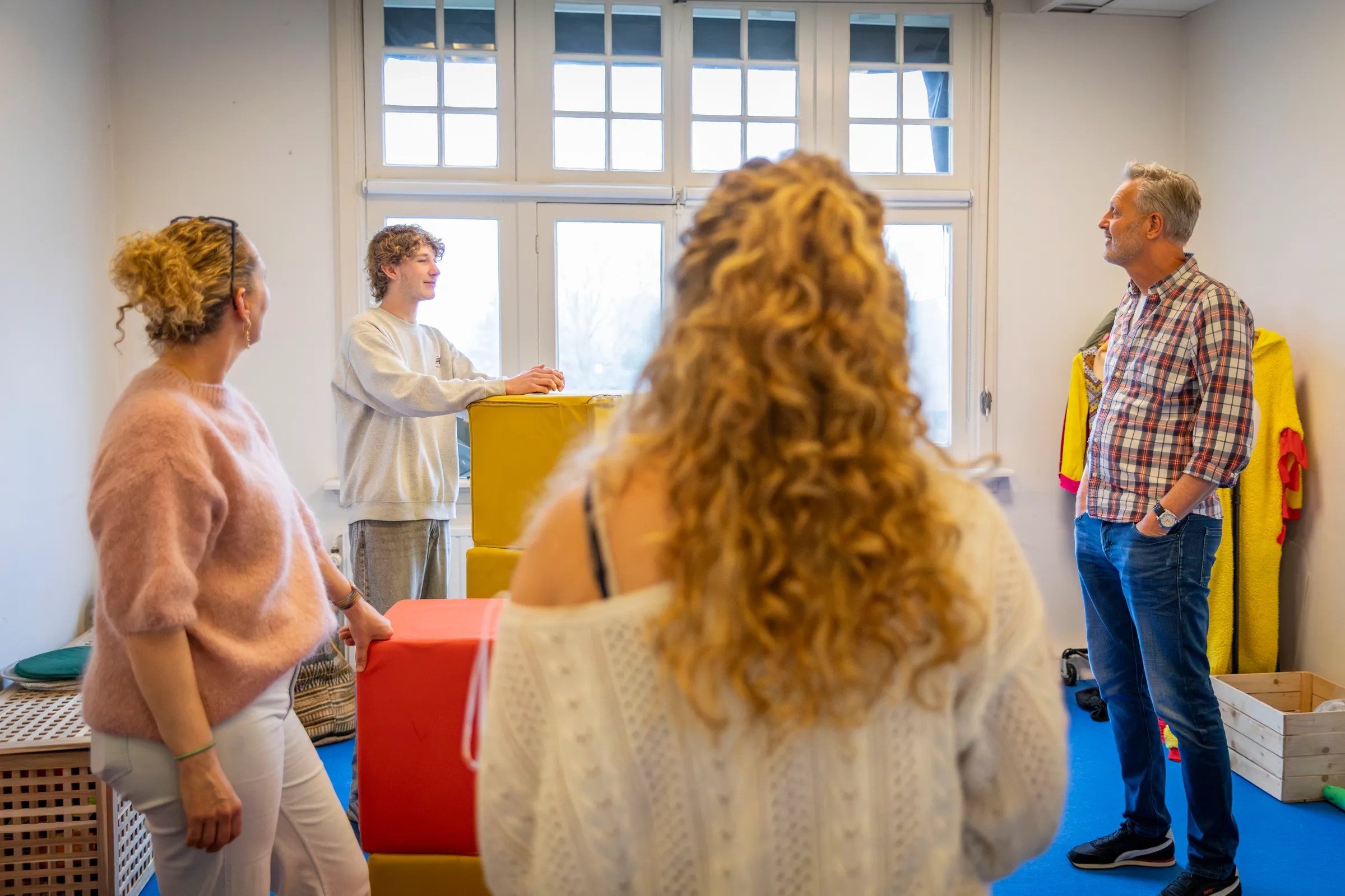 Gezinsleden bouwen samen met grote schuimblokken, spelruimte Het Huis